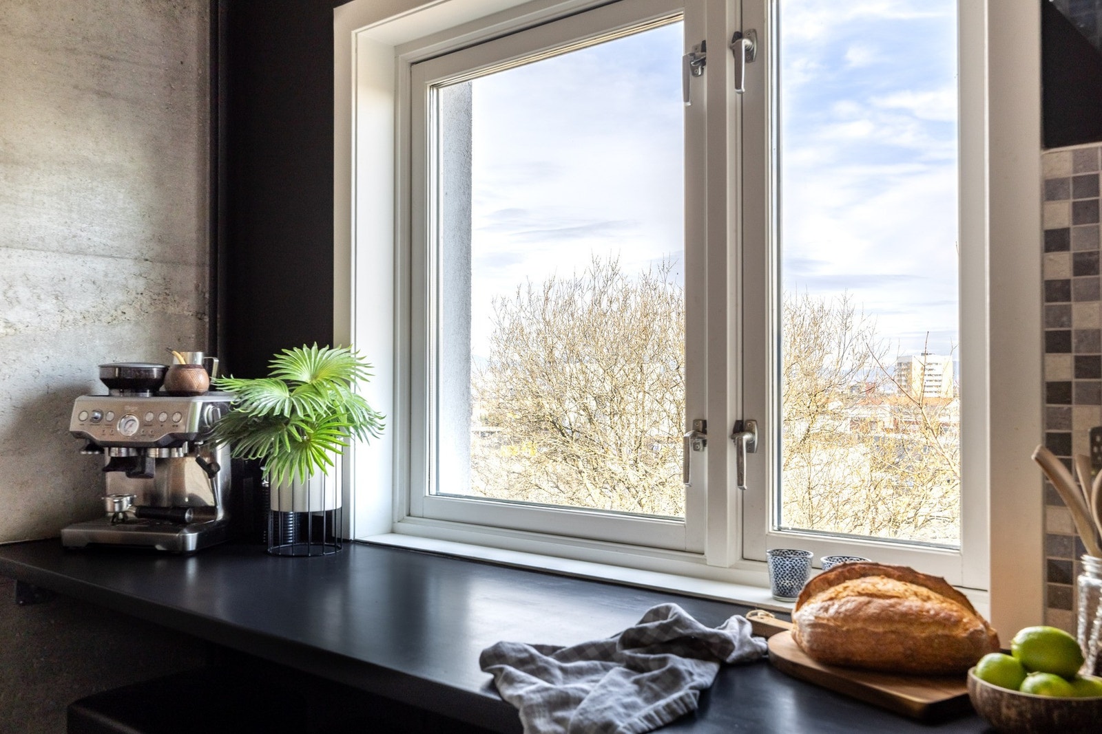 Stor benkeplate med sitteplass foran vinduene, hvor man kan nyte en flott utsyn. Galleribilde