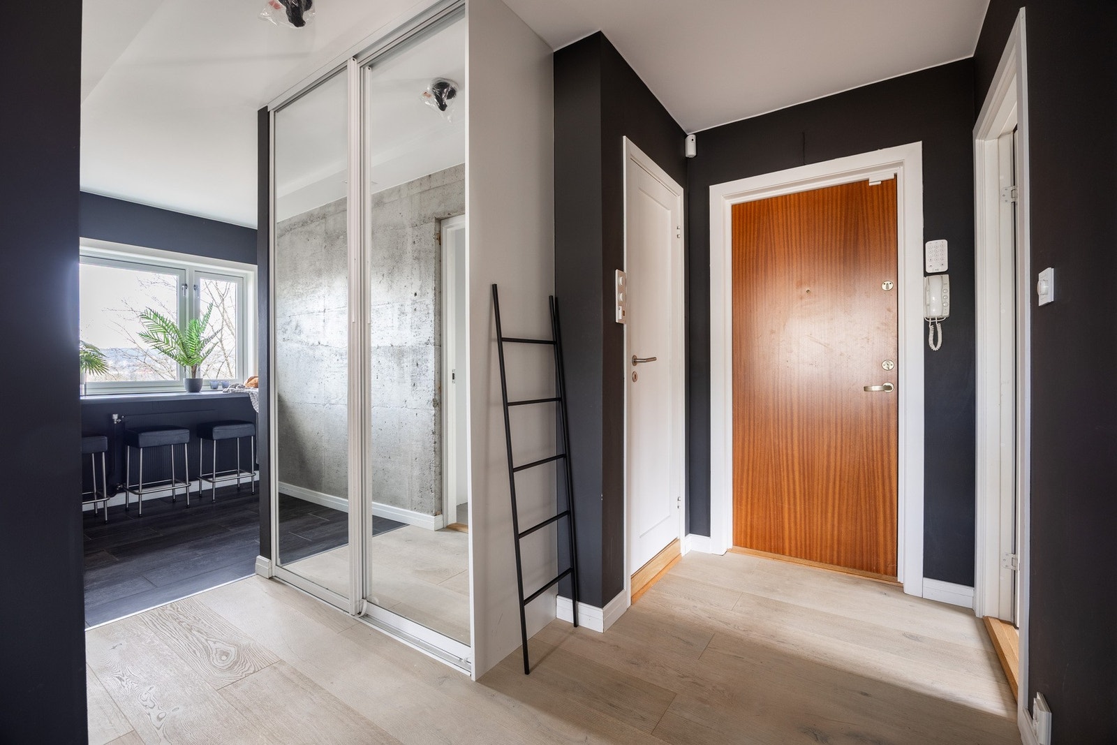 Entré med skyvedørsgarderobe. Galleribilde