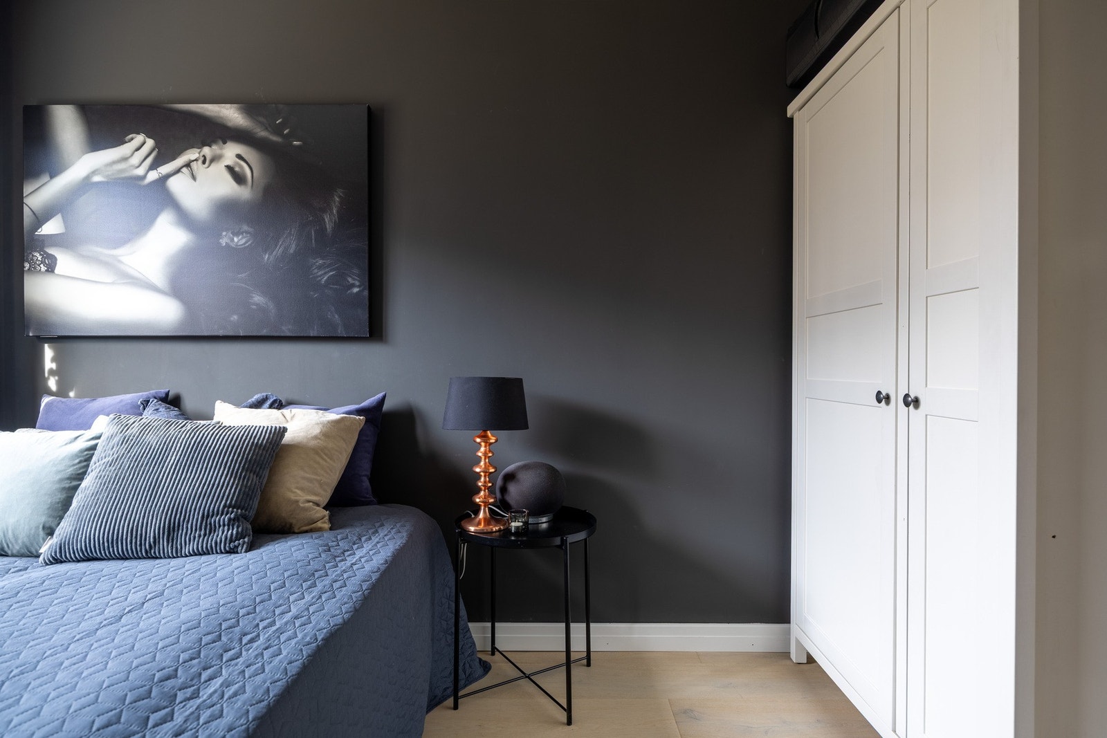 Begge soverommene er av god størrelse og er malt i en moderne fargetone. Galleribilde