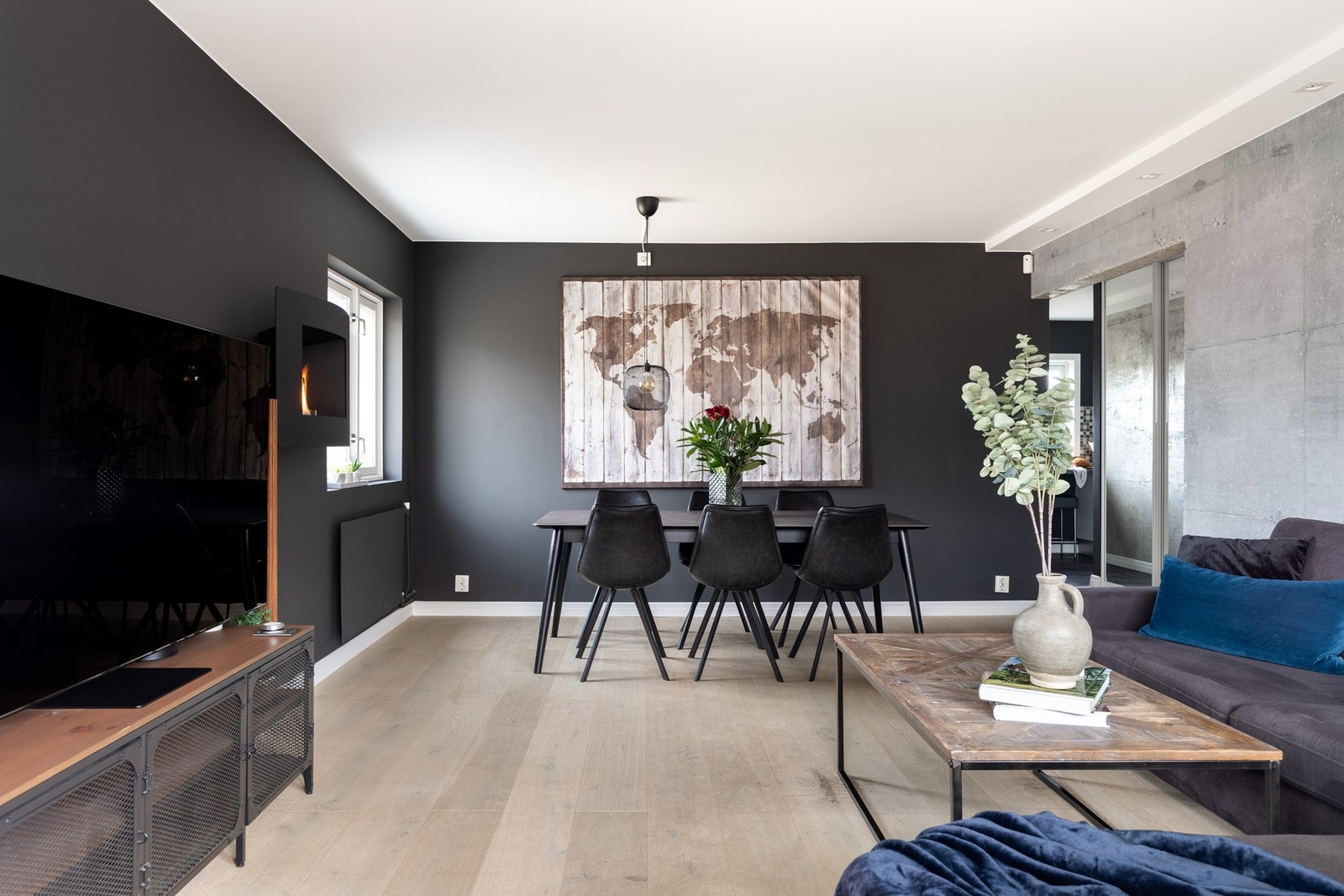 Stuen kan enkelt innredes med både sofa- og spiseseksjon. Galleribilde