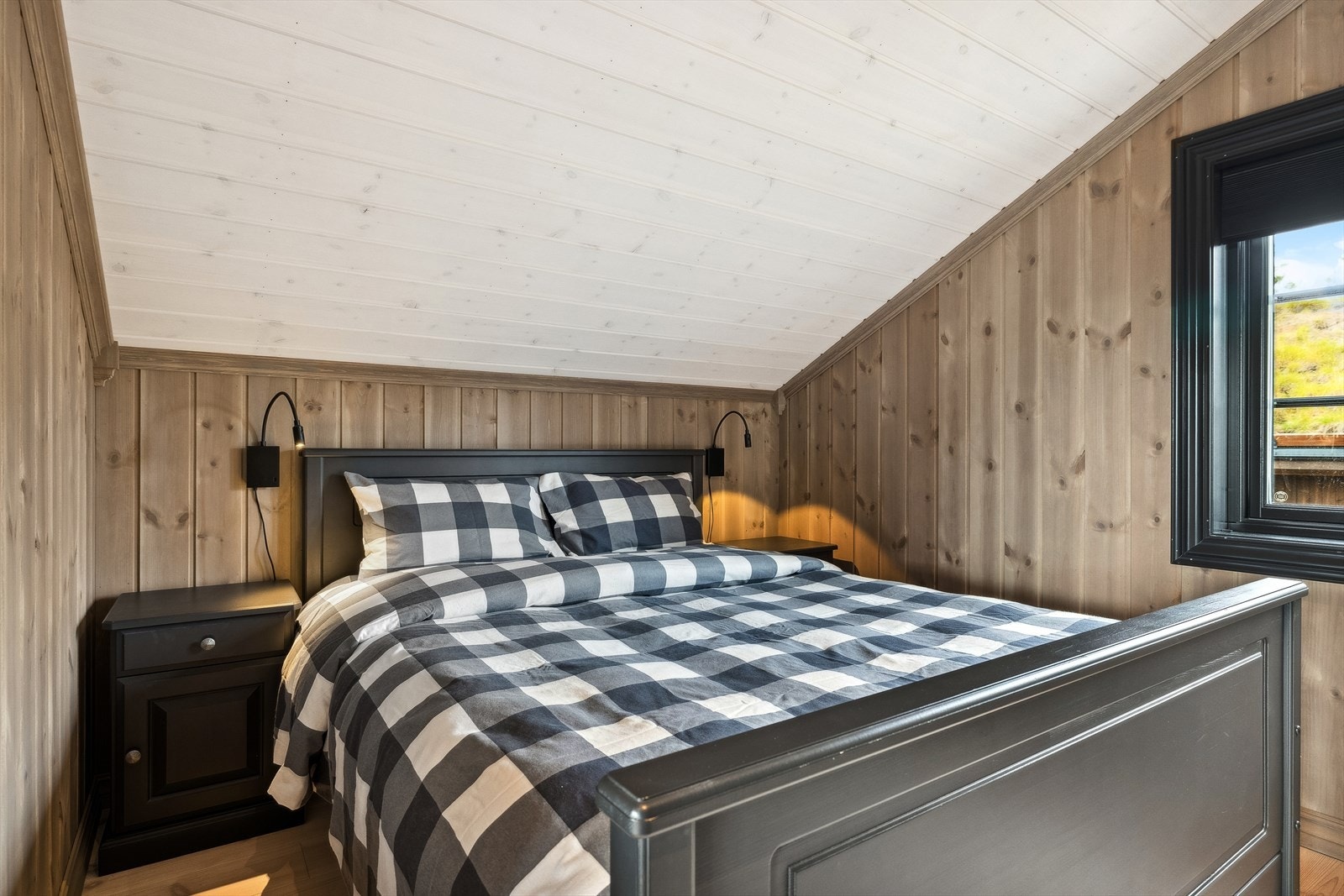 Soverom 2 - alle rommene er innredet med gode senger og gjennomført fin lodgestil. Galleribilde