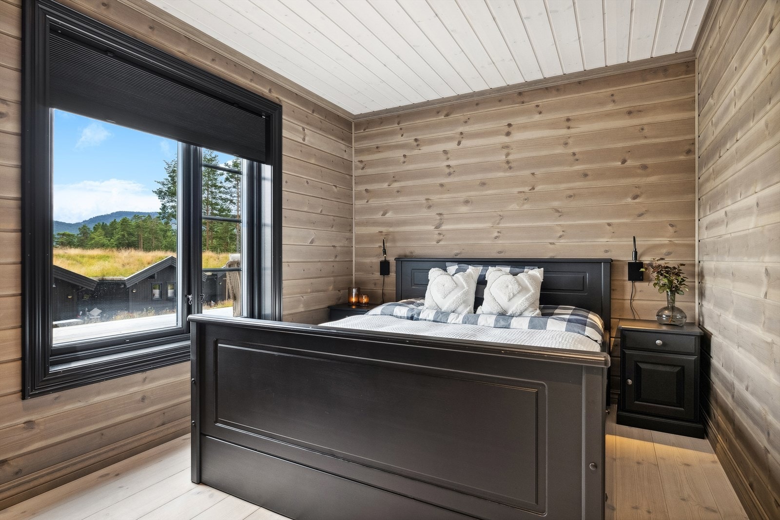 Masterbedroom med god plass til dobbeltseng og direkte adkomst til en-suite bad. Galleribilde