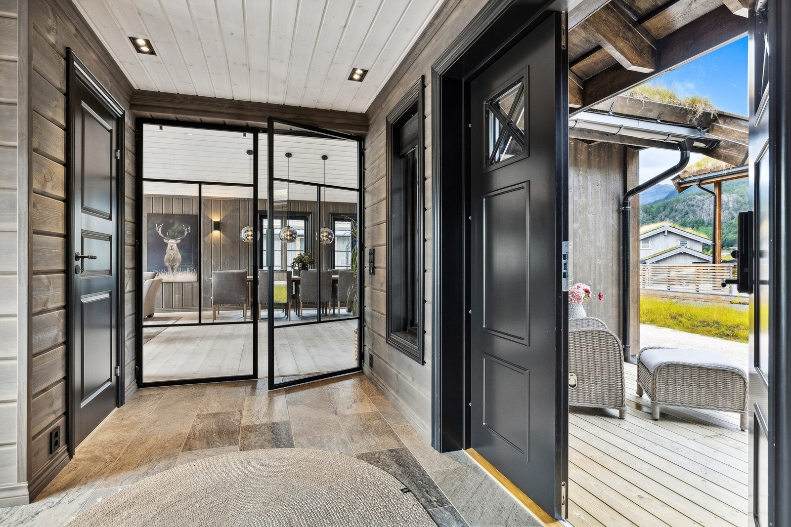 Velkommen inn! Praktisk kodelås på den doble inngangsdøren. Galleribilde
