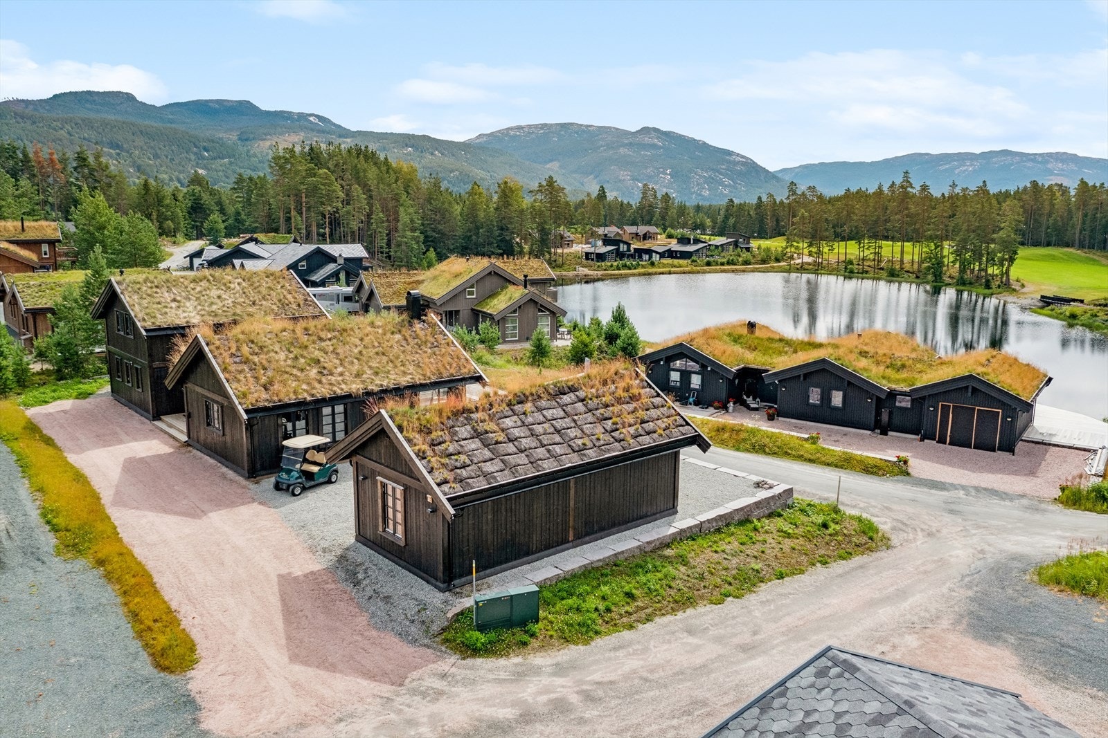 Hytta er bygget i 2022 med gjennomført lekker logdestil med lekre materialvalg og utforming. Galleribilde
