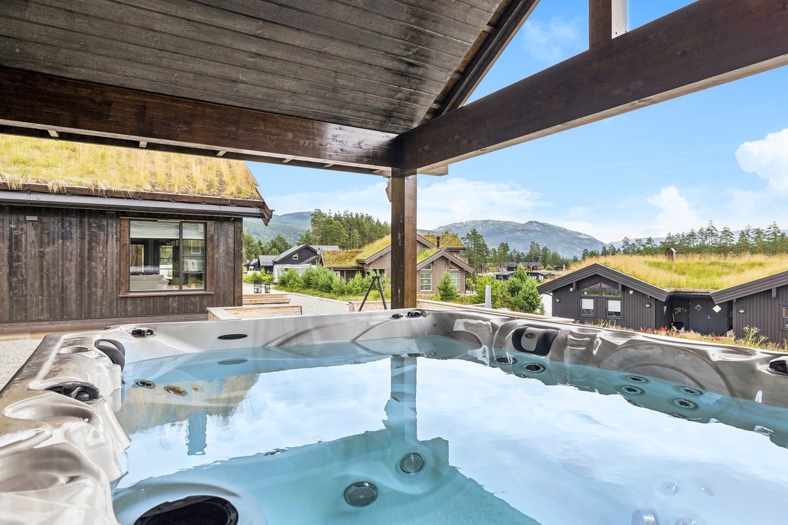 Jacuzzi under tak og med fin utsikt. Galleribilde
