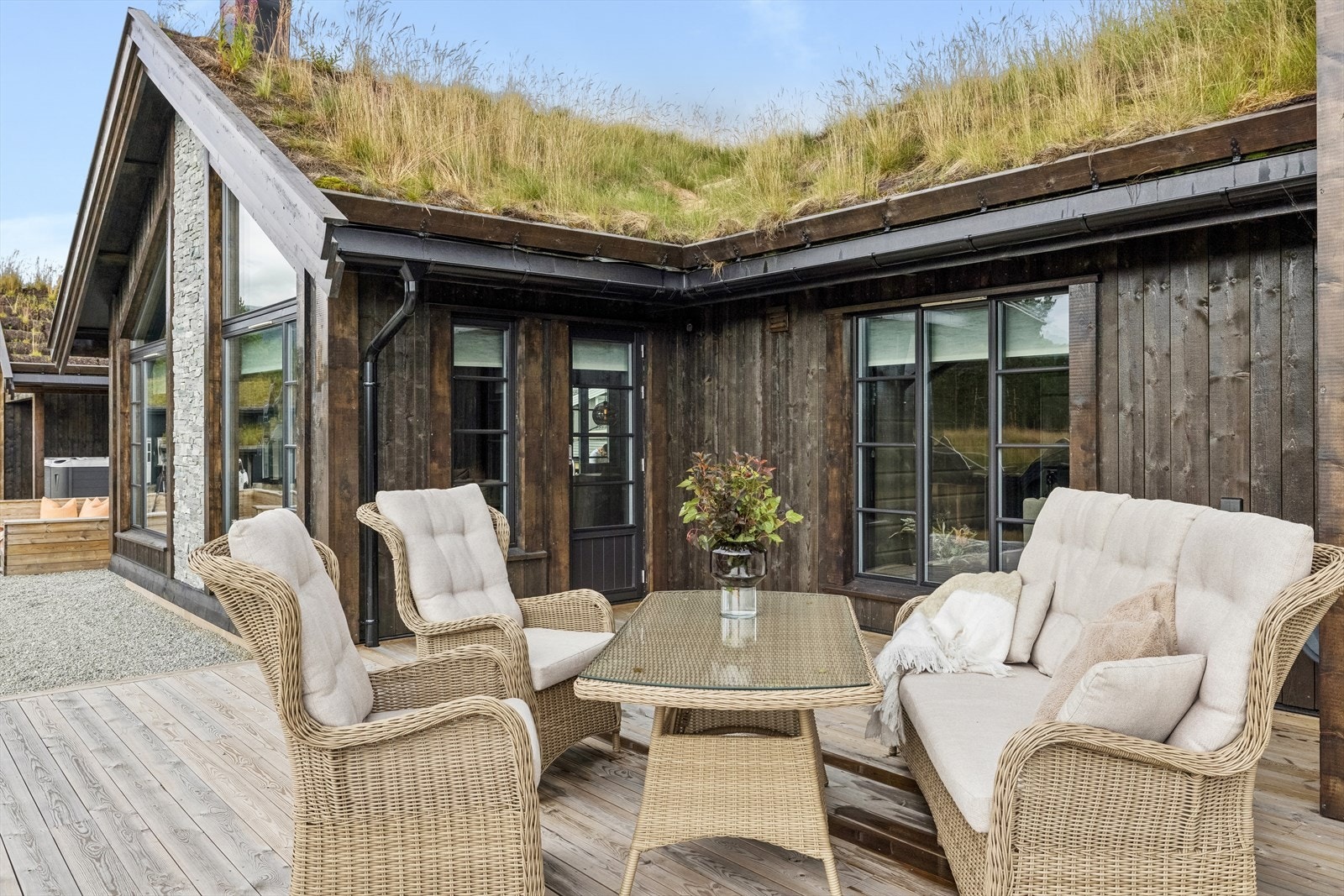 Eiendommen har pent opparbeidede uteområder, med hele 71 kvm terrasse. Galleribilde