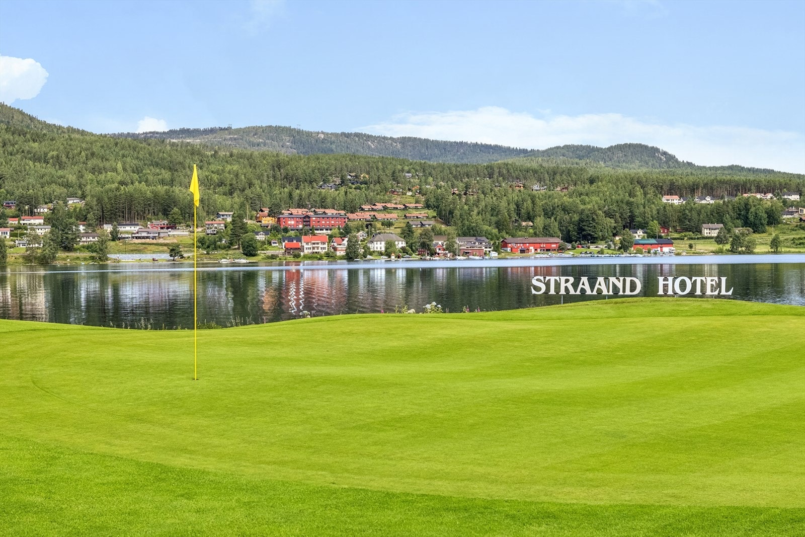 En super helårsdestinasjon med golf som hovedattraksjon sommerstid, og alpinbakken kun få minutters kjøring unna i vinterhalvåret. Galleribilde