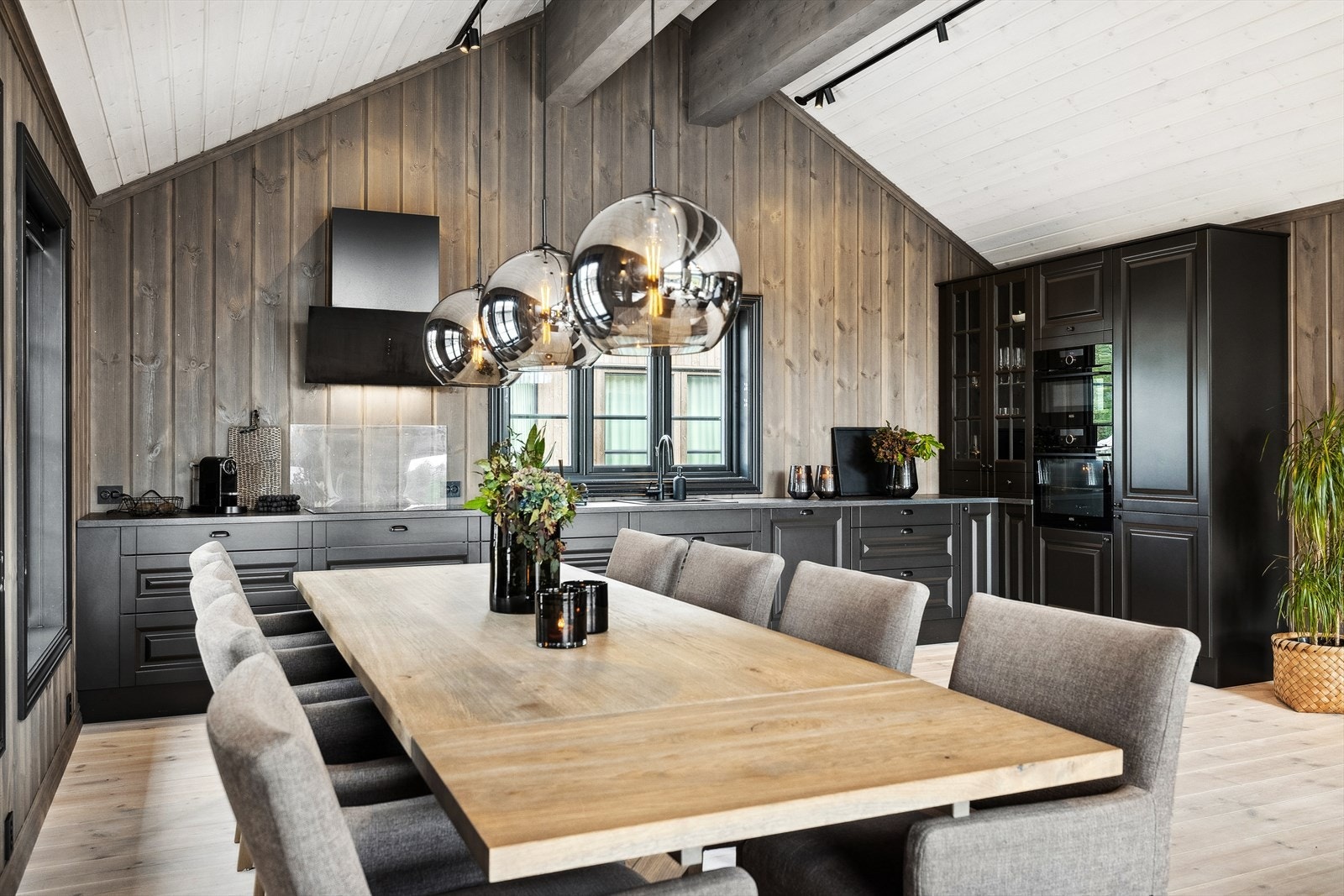 Ved kjøkkenet er det plass til et stort spisebord. Galleribilde