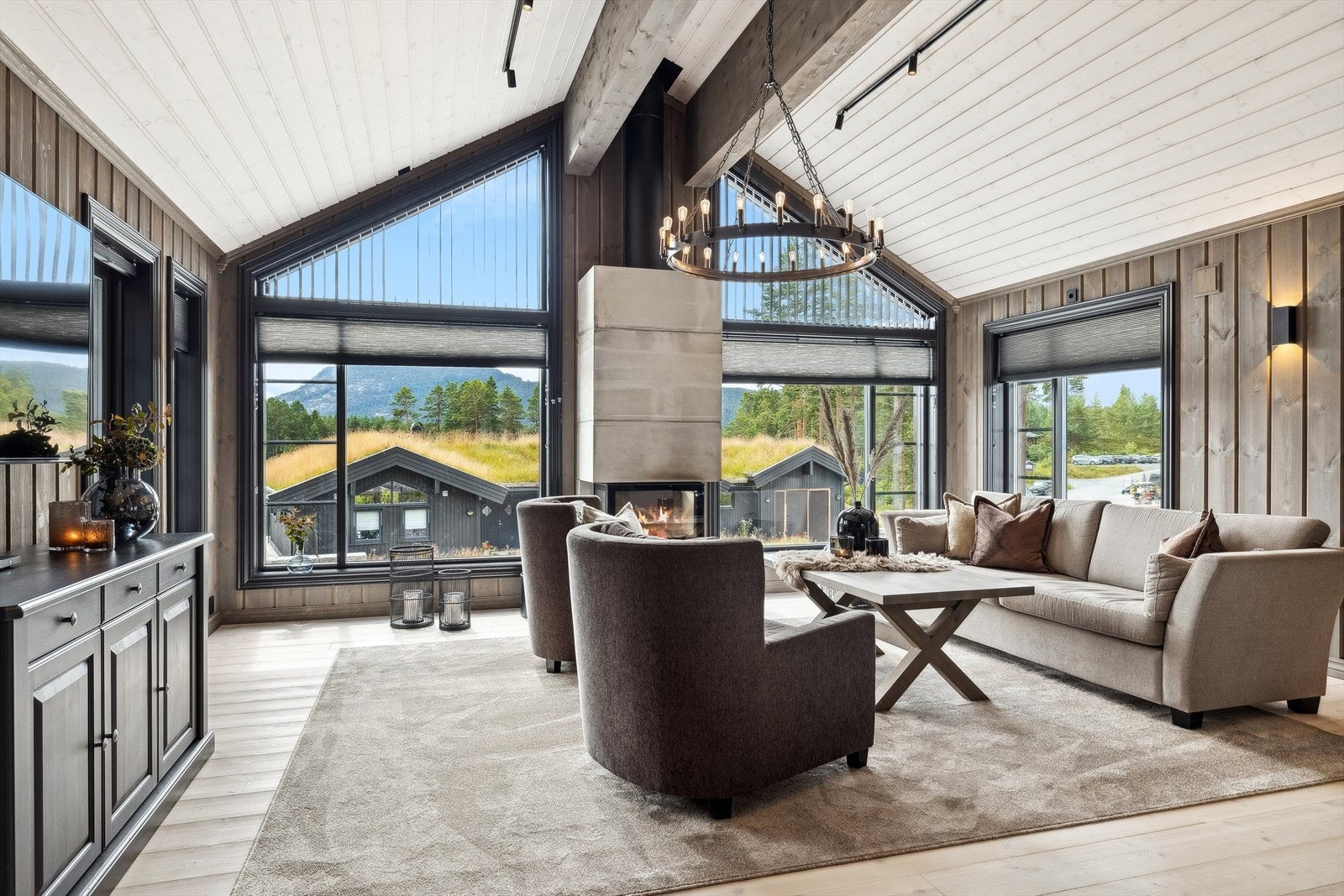 Det er god plass til en romslig sofagruppe. Galleribilde