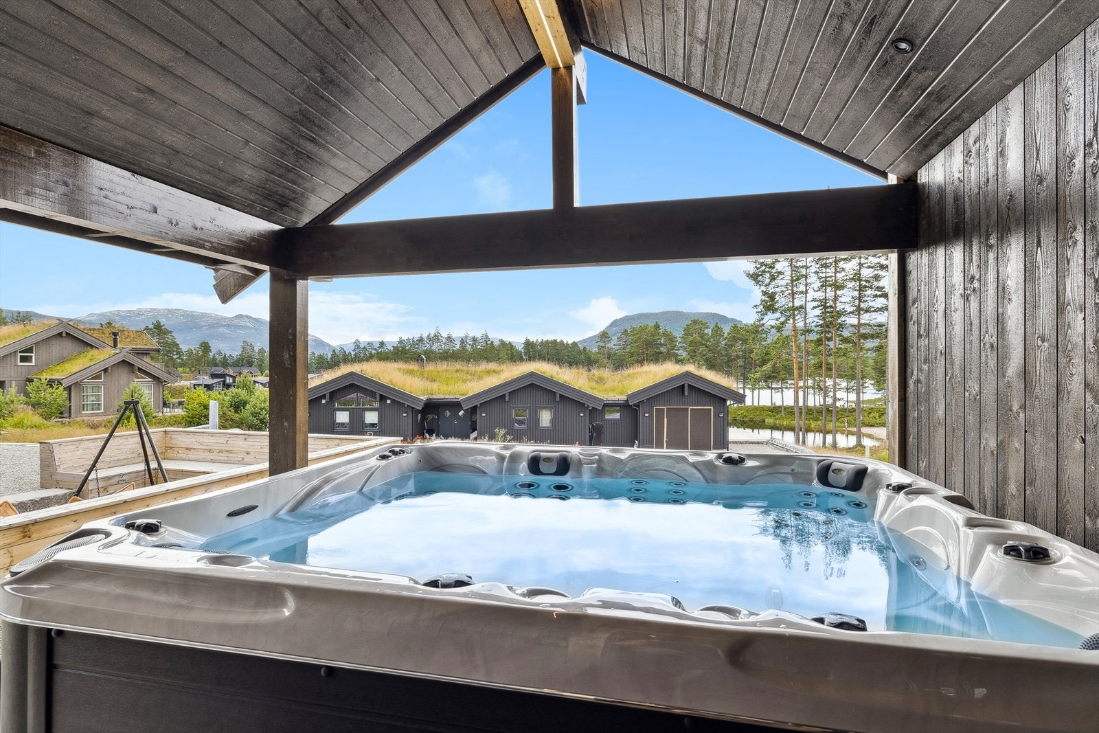 I annekset er det jacuzzi. Området er usjenert og overbygget. Galleribilde