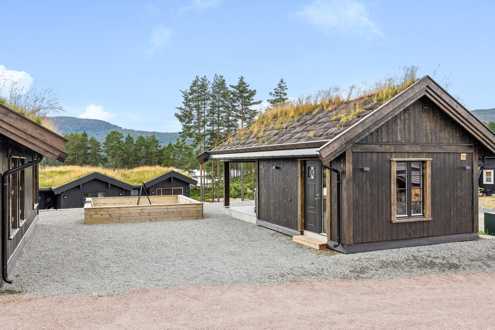 Det er flere biloppstillingsplasser på egen tomt. Galleribilde