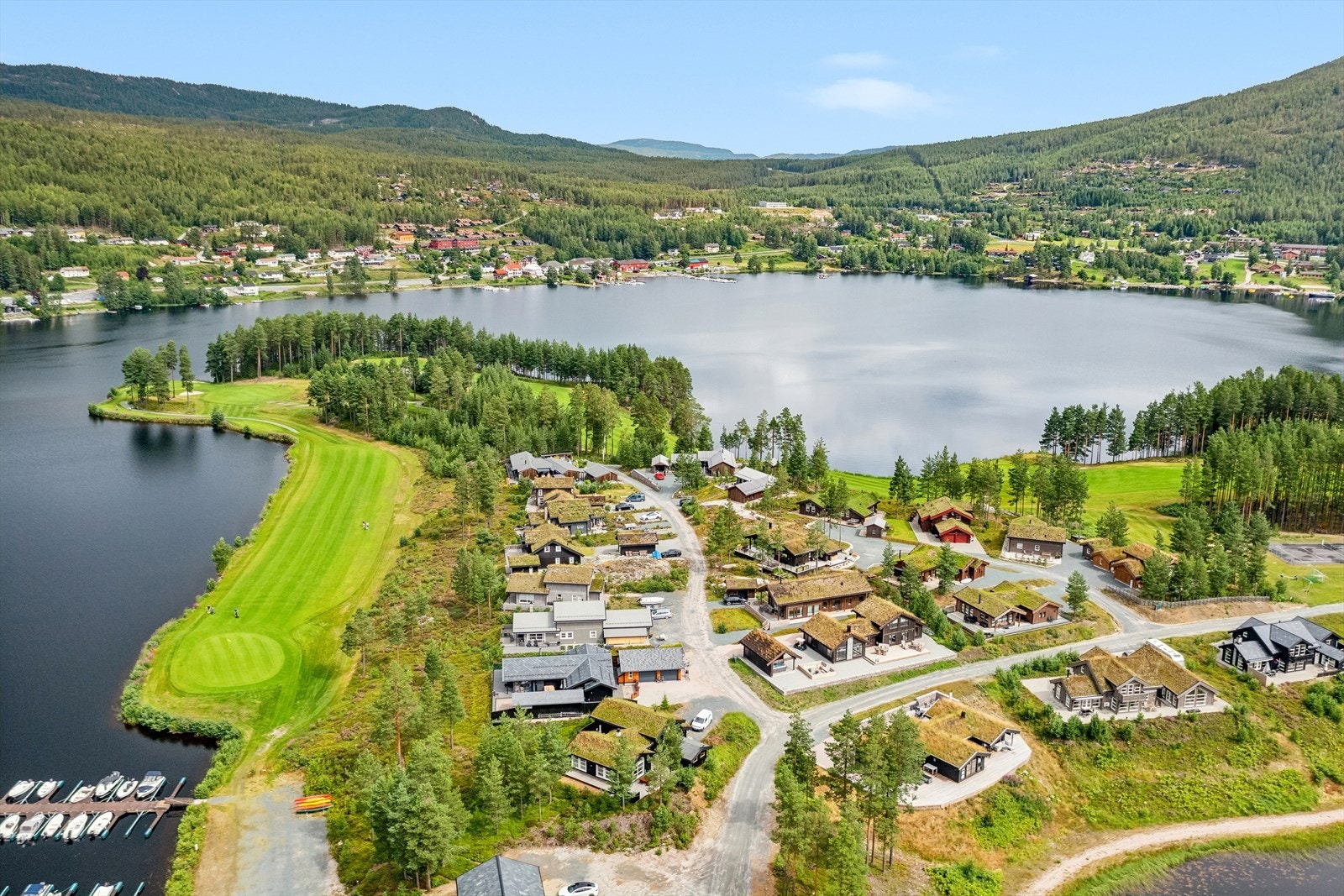 Fra eiendommen er det ca. 5 minutter med bil frem til Vrådal panorama skisenter som i de senere år har hatt flotte skiforhold både alpint i bakken og langrenn oppe på fjellet. Galleribilde