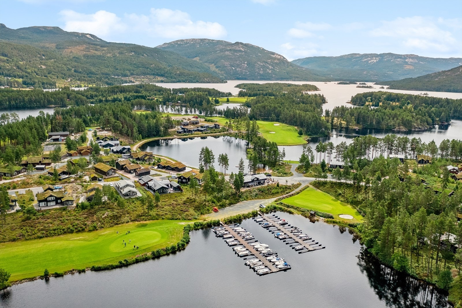 Fossøy er mest kjent for en av landets fineste golfbane i naturskjønne omgivelser. Galleribilde