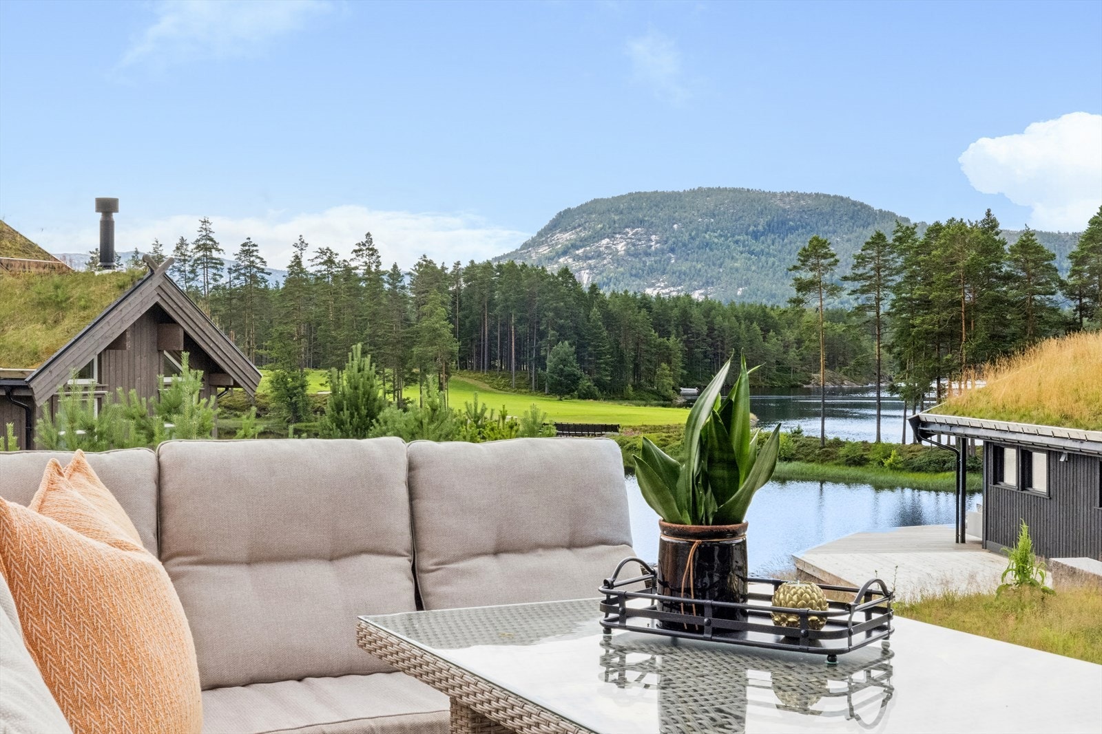 Nydelig utsikt mot golfbanen og vannet. Galleribilde