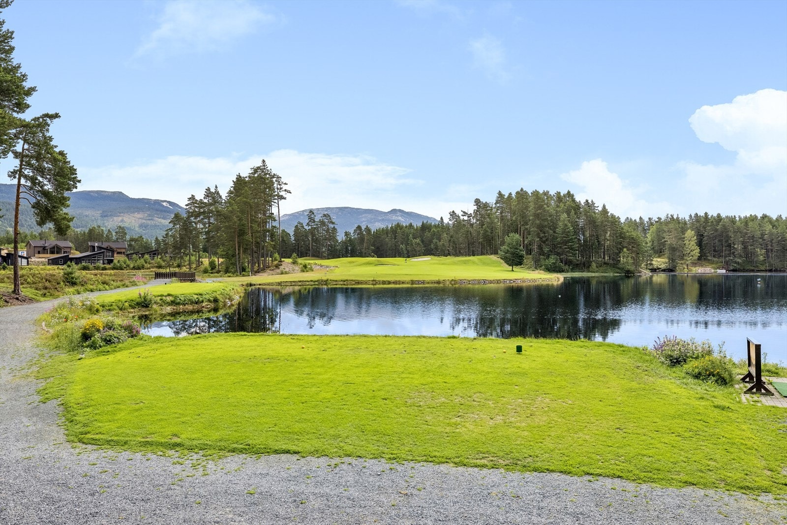 Beliggenheten er veldig fin med god utsikt mot golfbanen og bare noen minutters gange til badeplasser og brygge hvor det er mulig å leie båtplass. Galleribilde