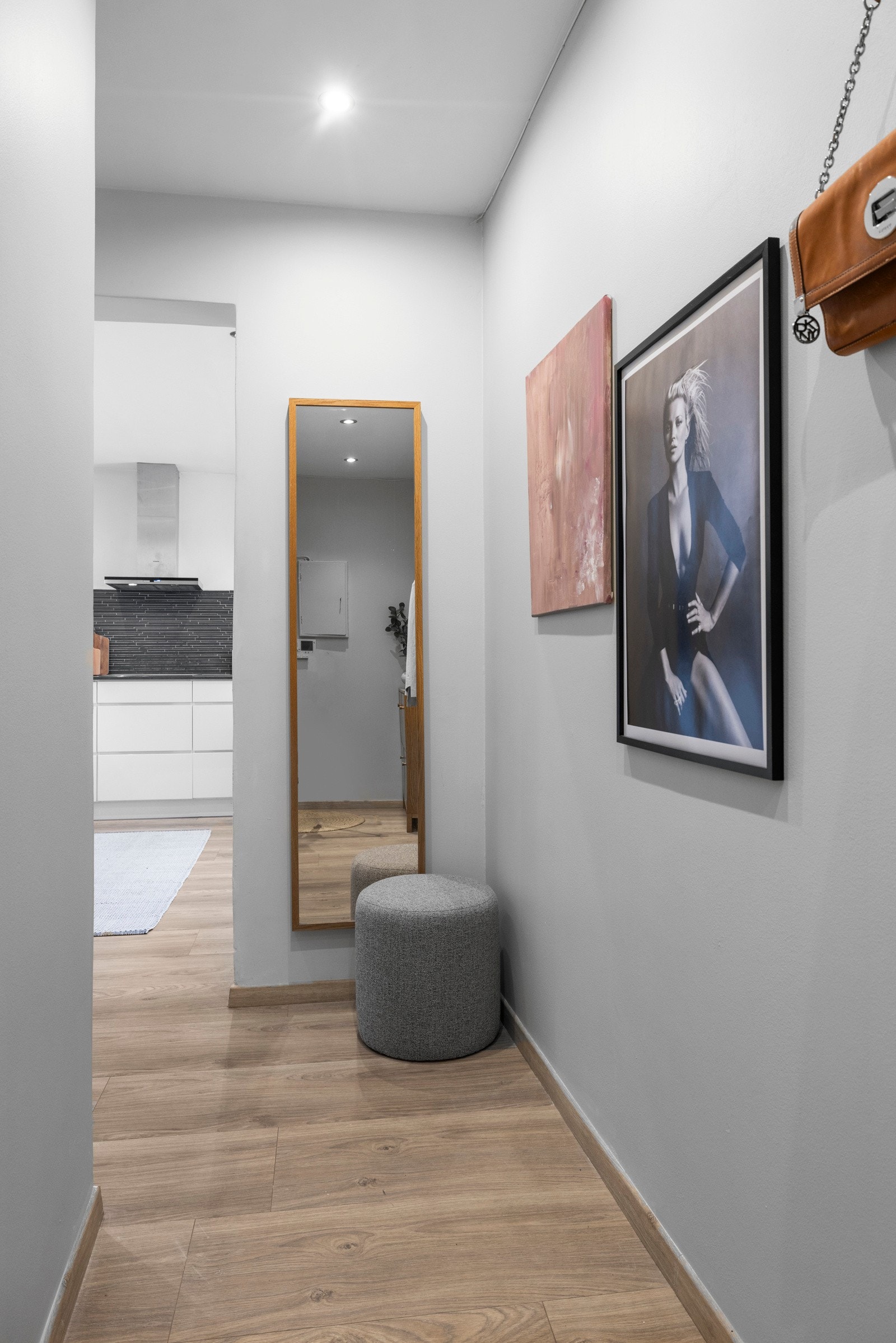 Velkommen inn til en entré som møter deg med et moderne og oppgradert preg. Her kan du nyte fordelene av en åpen planløsning som gjør at du lett kan organisere og tilpasse plassen etter eget behov. Galleribilde