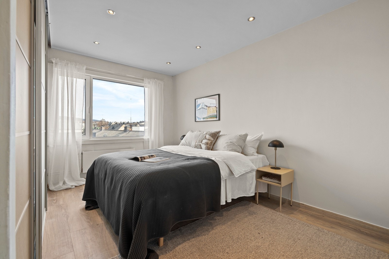 Leiligheten byr på 2 lyse og delikate soverom uten innsyn og med fantastisk utsikt. De malte flatene i lyse farger gir rommet en moderne og innbydende følelse, mens vinduet sørger for naturlig lys og mulighet for frisk luft. Galleribilde