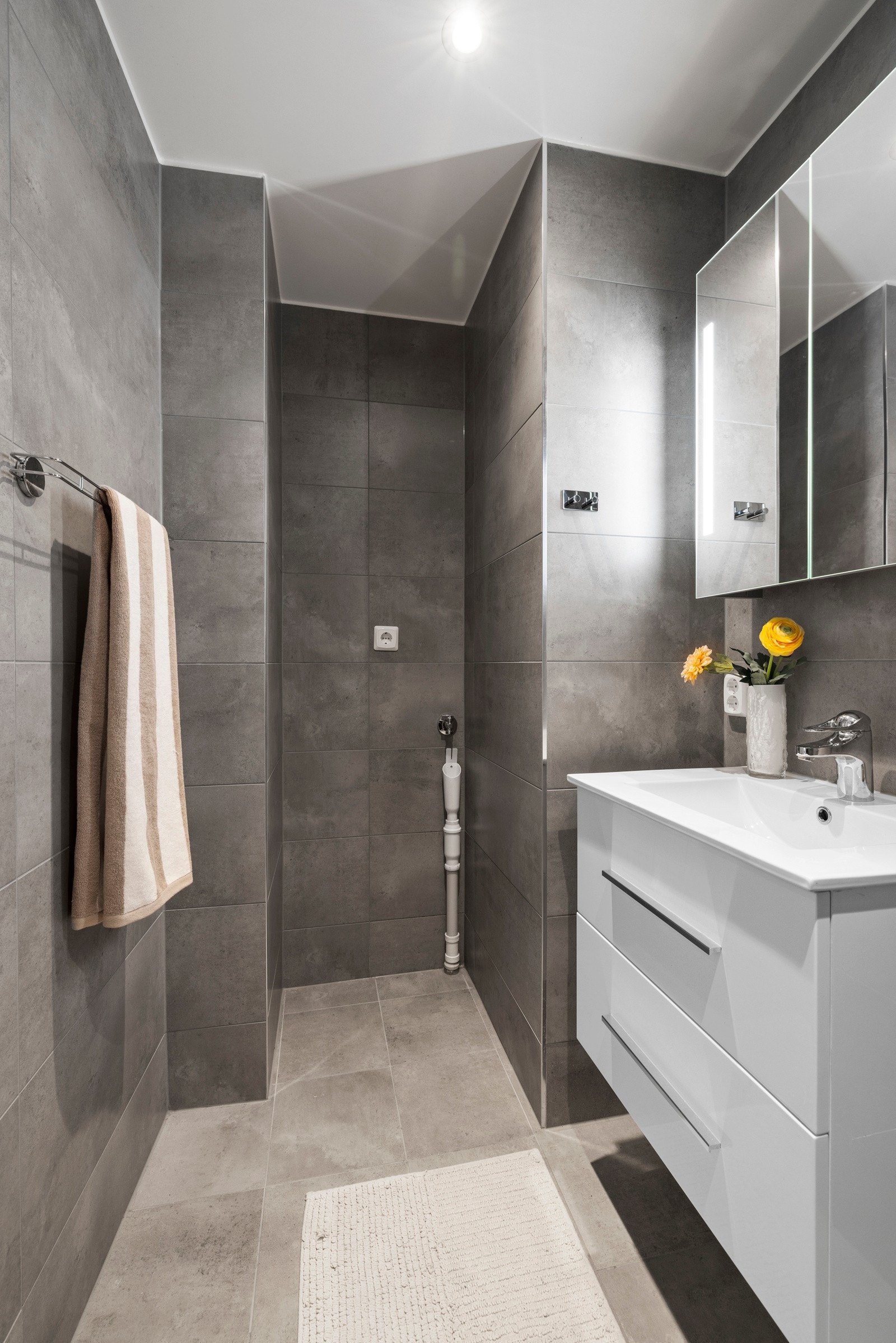 Det er opplegg for vaskemaskin på badet. Galleribilde