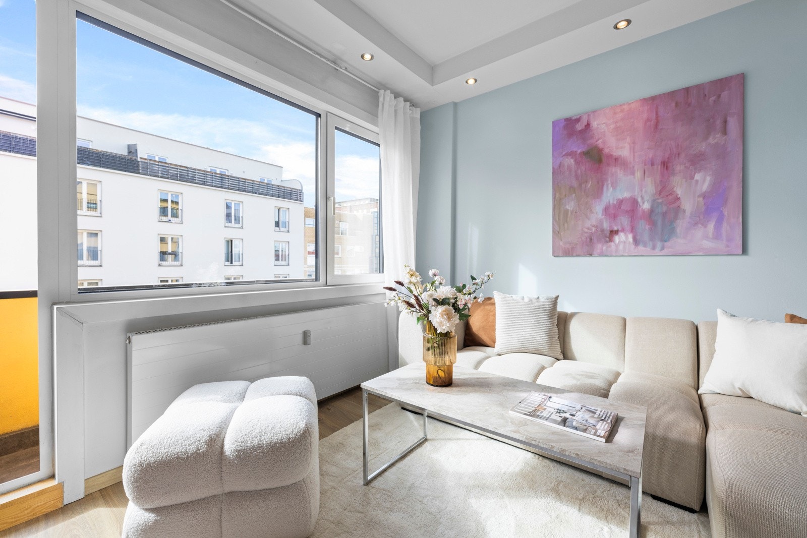 En lys selveierleilighet i 6.etasje beliggende på Majorstuen. Her bor du sentralt, i omgivelser med alt av service og rekreasjonstilbud i umiddelbar nærhet. Galleribilde