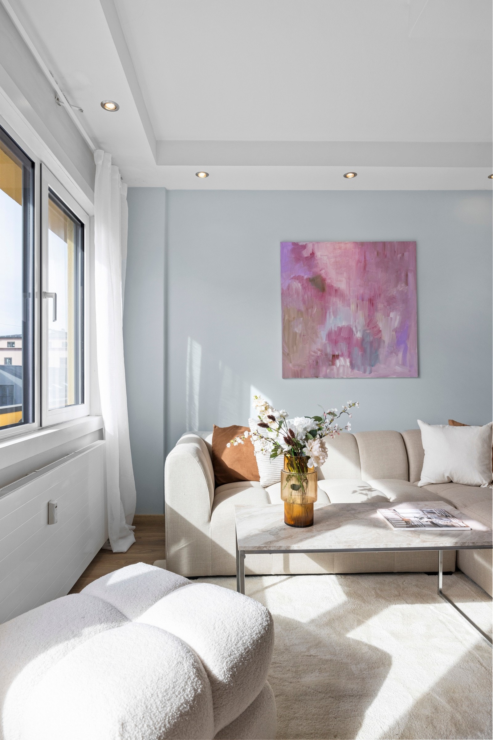 Leiligheten har en god planløsning med store vindusflater som gir mye lys og en god atmosfære. Galleribilde