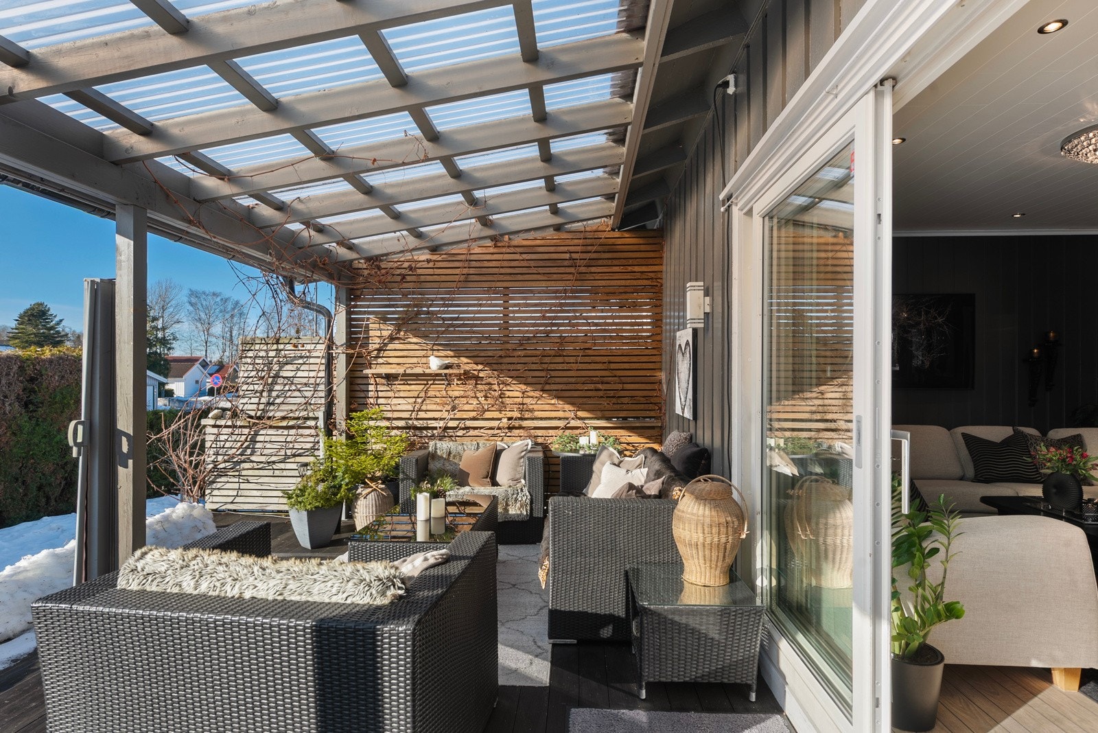 Overbygget terrasse med god plass til alle gjestene Galleribilde