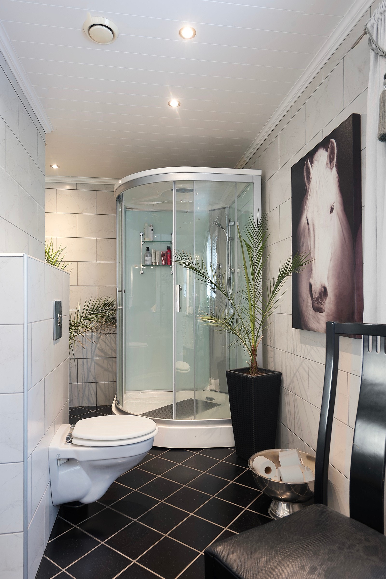 Her er det veggehengt wc og dusjkabinett Galleribilde