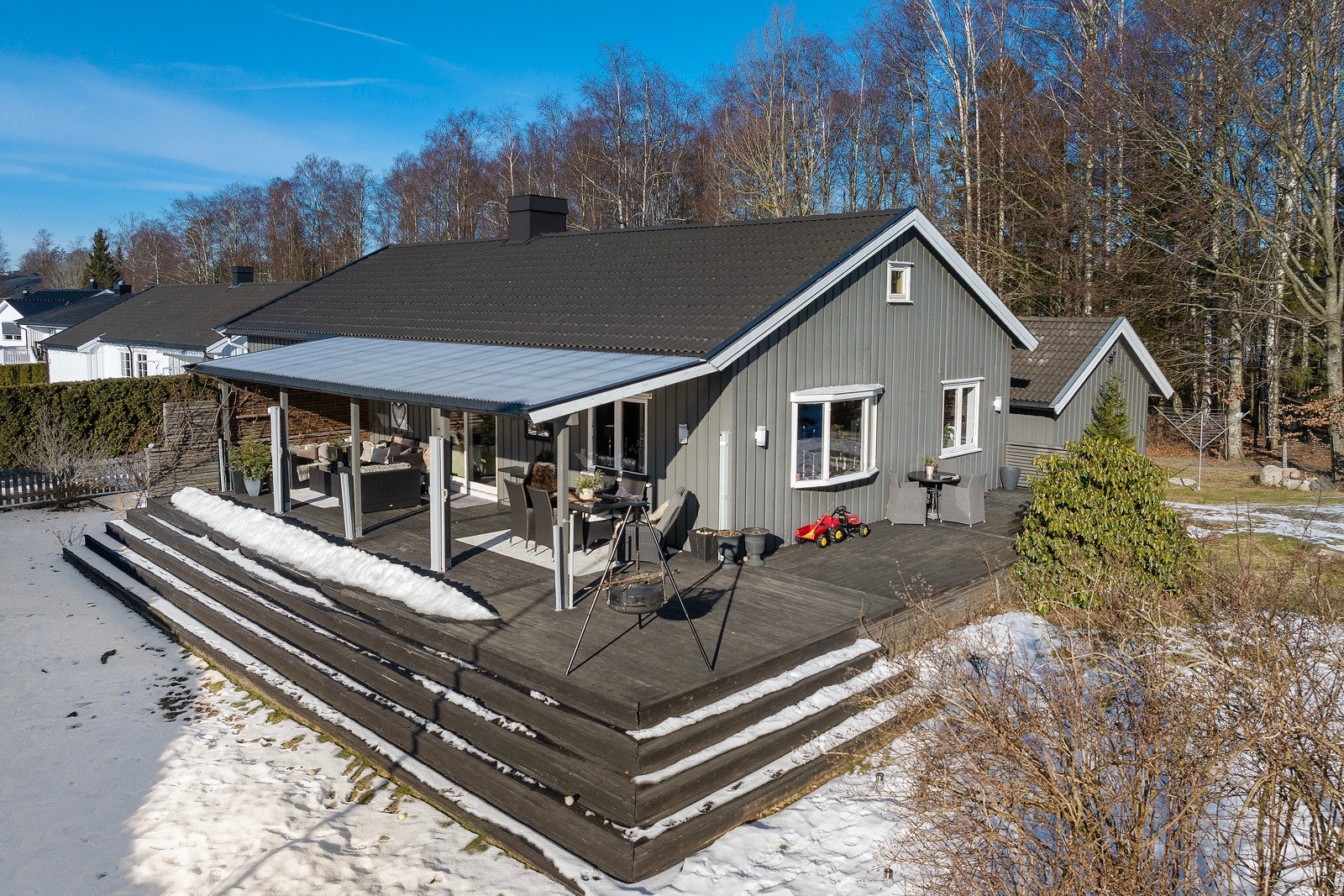 Flotte uteplasser rundt boligen Galleribilde