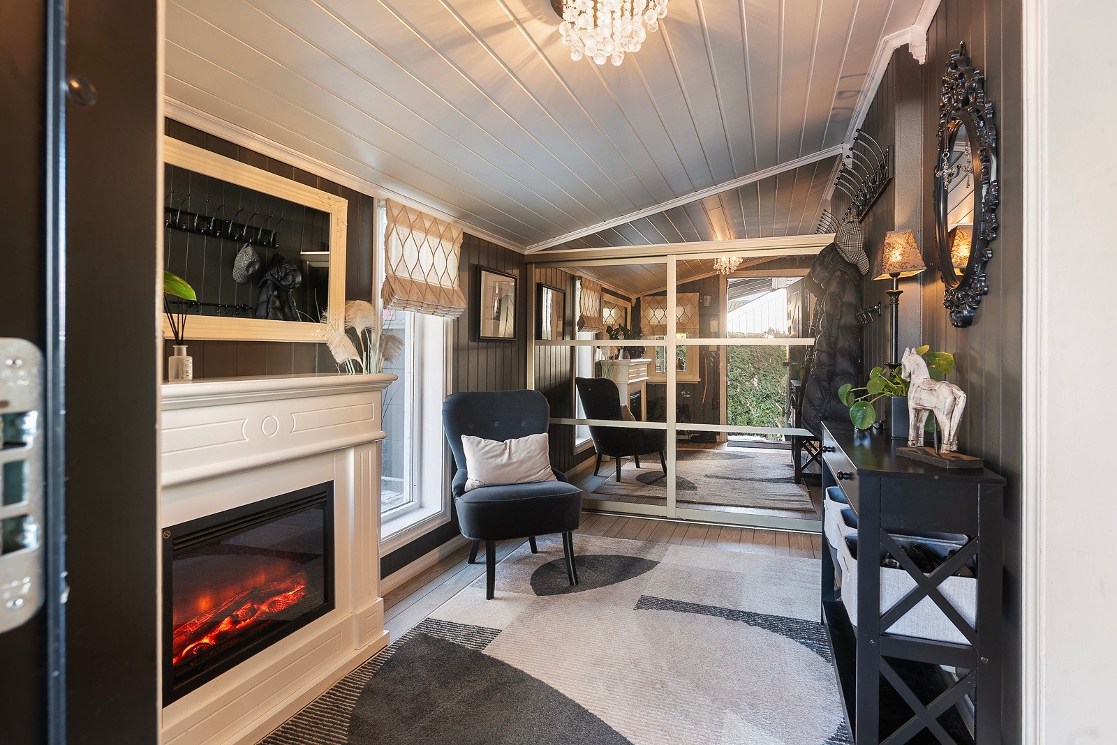 Koselig entre med stor garderobeløsning Galleribilde