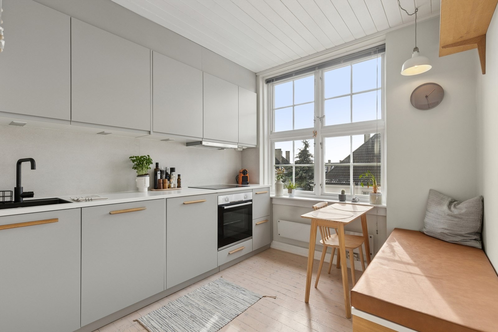 Stilrent og moderne kjøkken fra 2022. Galleribilde