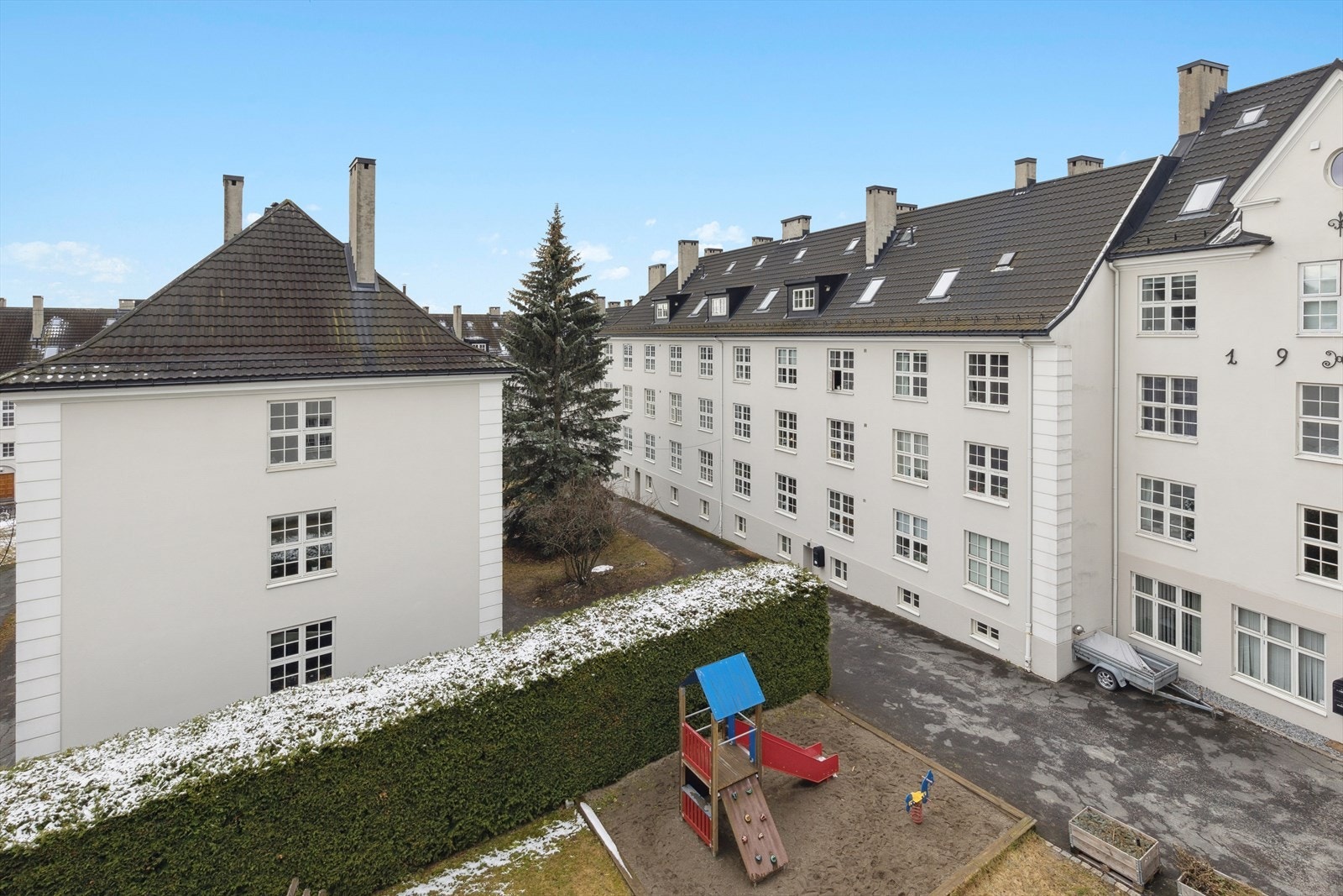 Fra soverommet ser du ut mot en herlig og rolig bakgård. Galleribilde