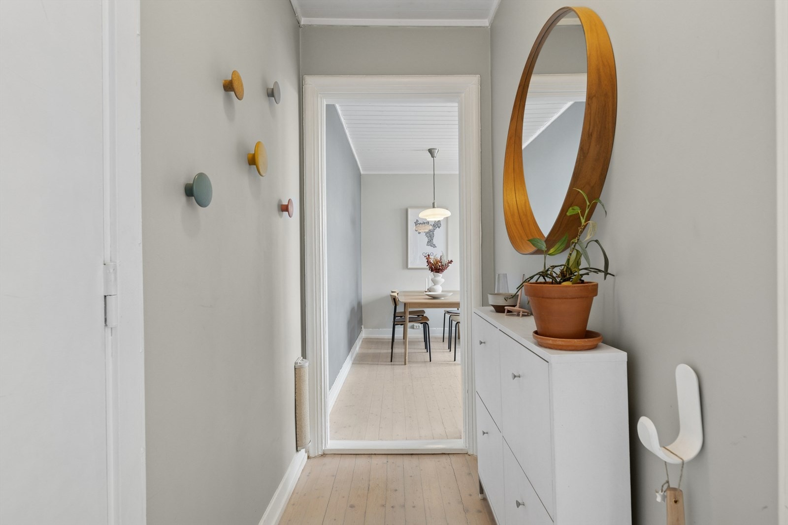 Leiligheten har sjarmerende originalt tregulv. Galleribilde