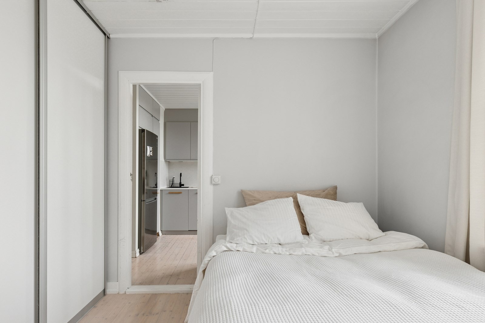 Fra soverommet har du praktisk adkomst til leilighetens kjøkken, og videre inn mot bad & stue. Galleribilde