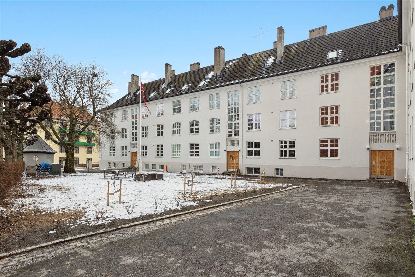 Fantastisk bakgård med fin beplantning, gressplen, sittegrupper, sykkelstativ og lekeapparater for de minste. Galleribilde