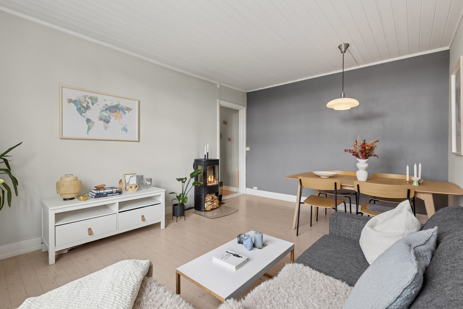 Stuen har gode møbleringsmuligheter med god plass til sofa og stort spisebord. Galleribilde