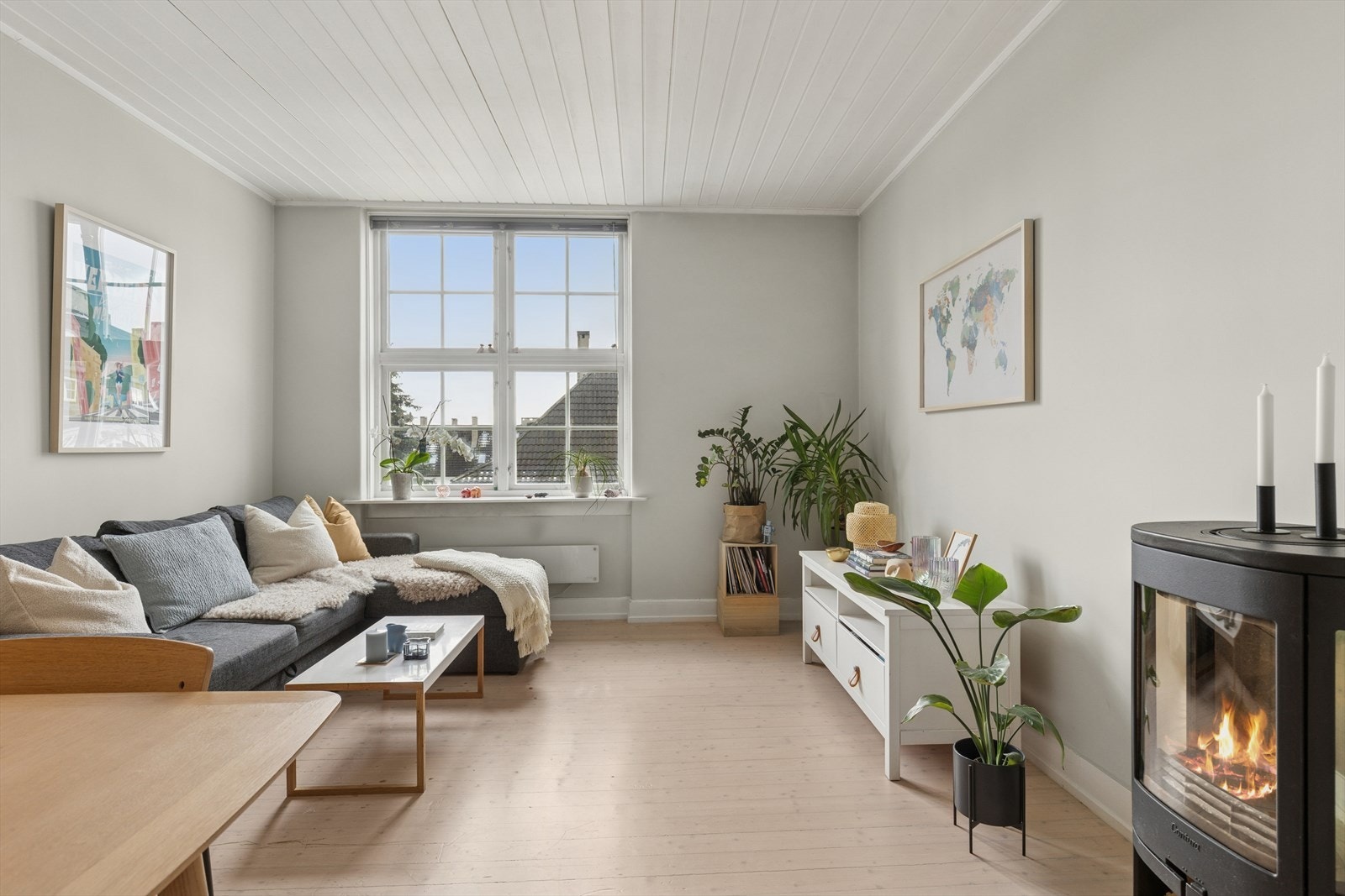 Det er god takhøyde på på 2,56 m og vindusflater som slipper inn rikelig med naturlig lys inn. Galleribilde