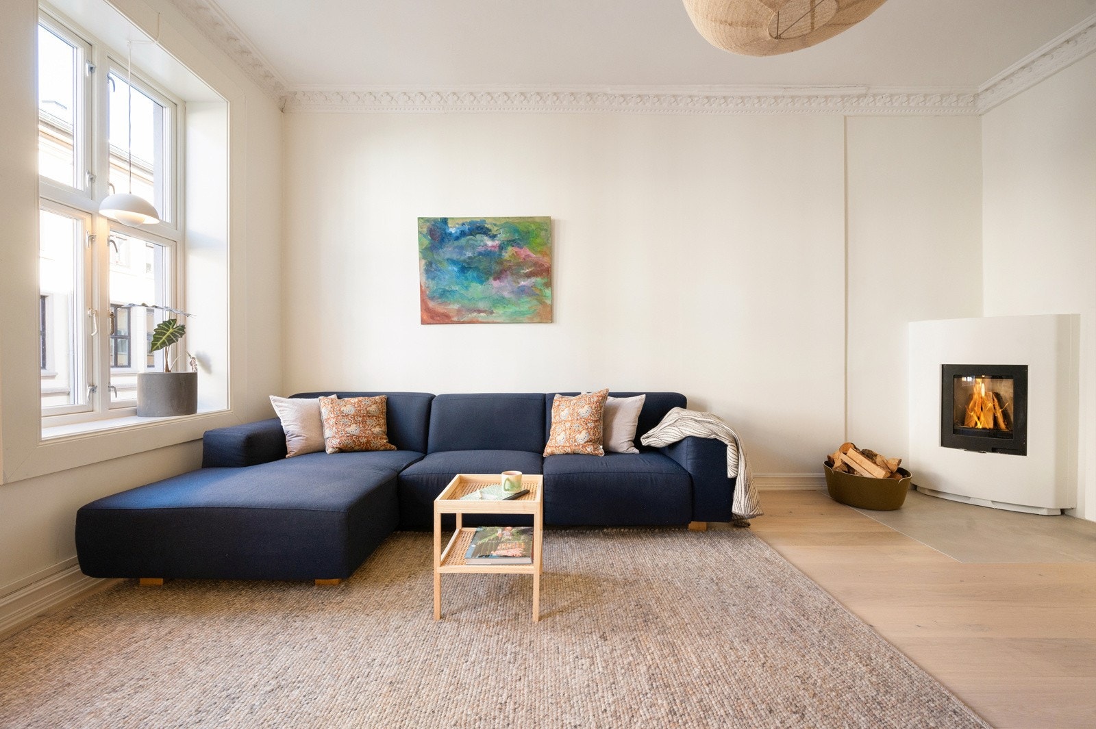 Boligen har en helhetlig og stilren materialpalett, med enstavs eikeparkett fra 2025 på gulv i stue, kjøkken og ett av soverommene Galleribilde