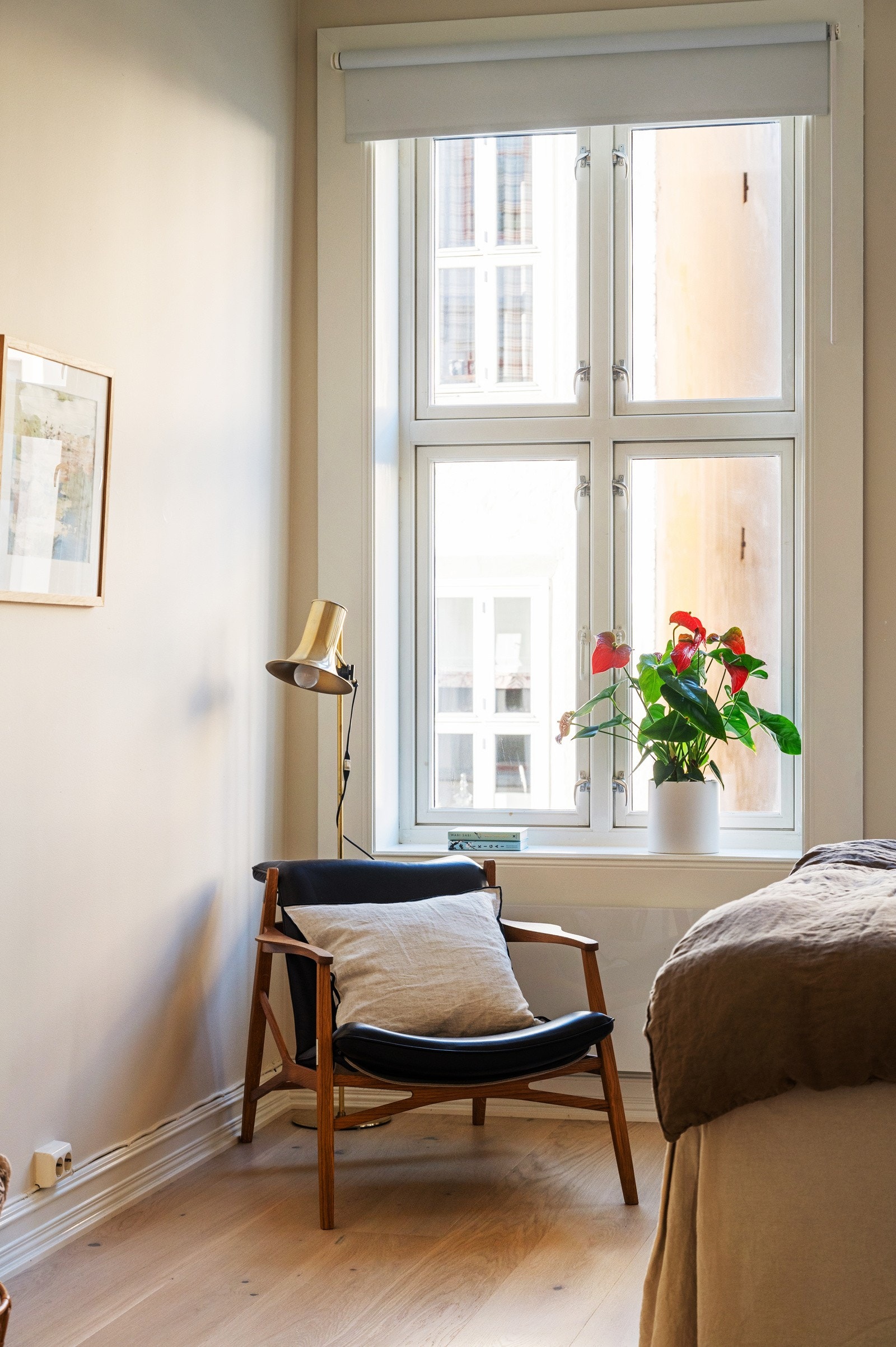 Rommet har store vinduer som gir rikelig med naturlig lys og skaper en behagelig atmosfære Galleribilde