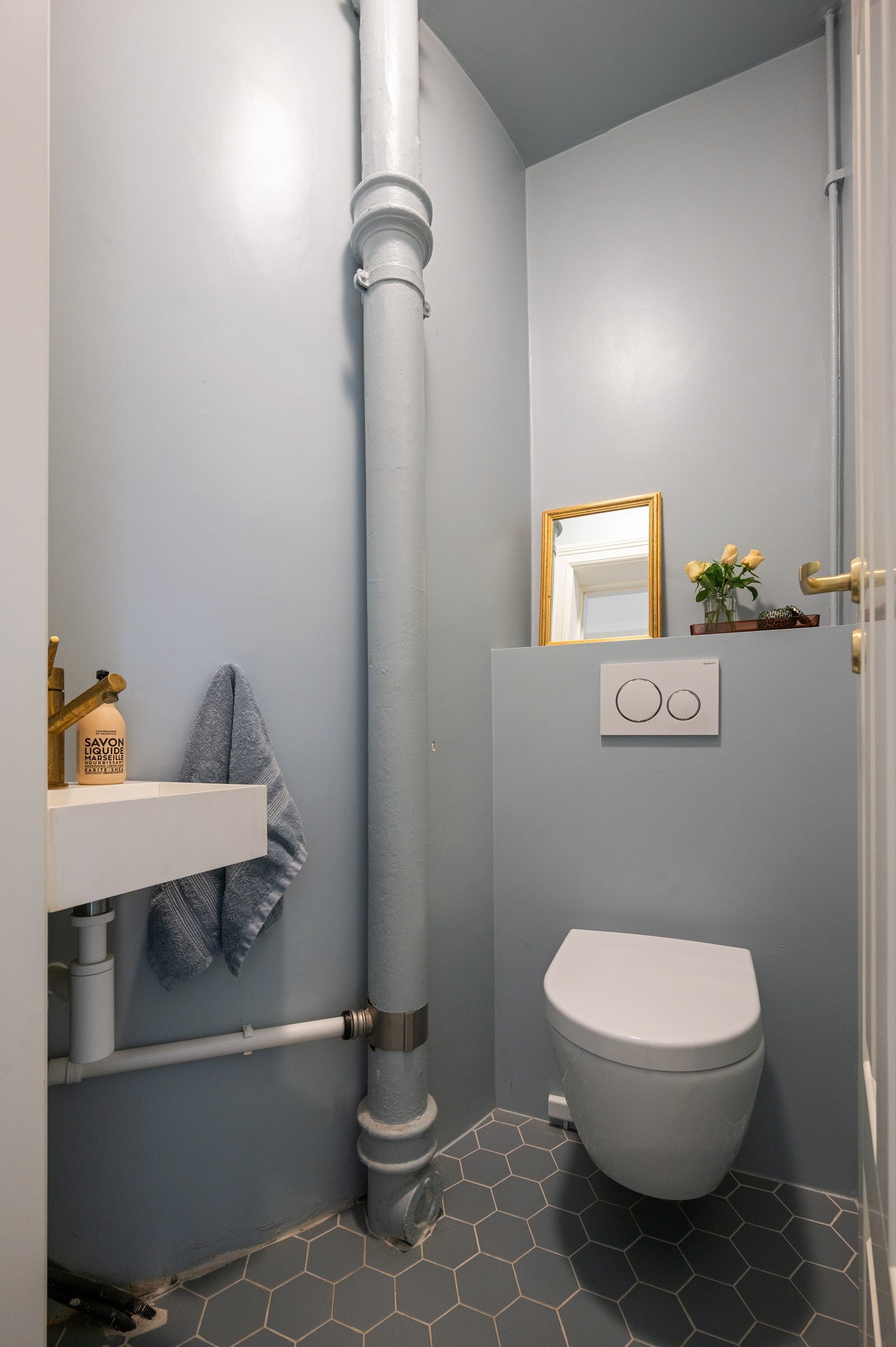 Leiligheten har et separat toalettrom med funksjonell og stilren utforming Galleribilde