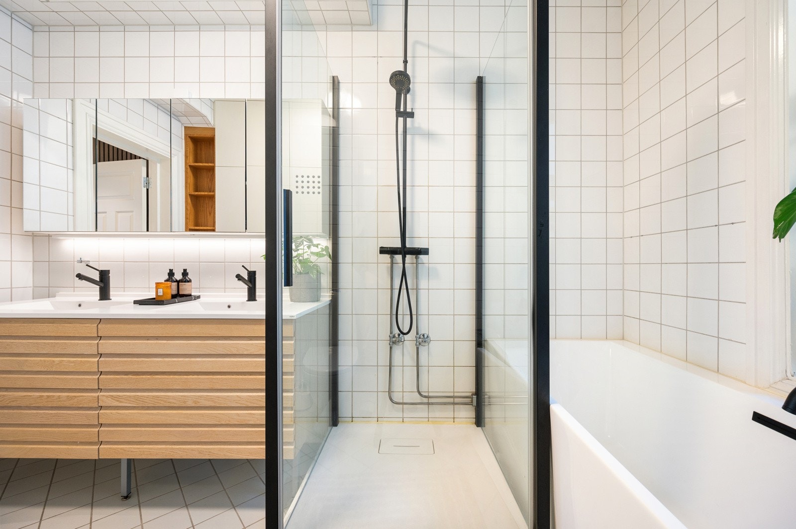 Det store vinduet slipper inn naturlig lys, samtidig som frostet glass sørger for skjerming og privatliv Galleribilde