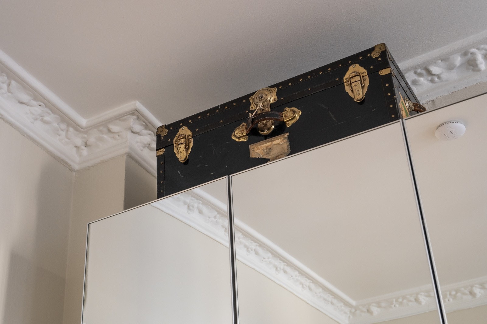 Original stukkatur og takrosett gir et elegant preg, og gulvet er belagt med enstavs eikeparkett Galleribilde