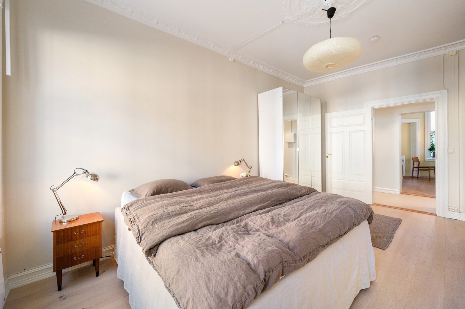 Hovedsoverommet er lyst og luftig, med god plass til dobbeltseng, nattbord og sittegruppe Galleribilde