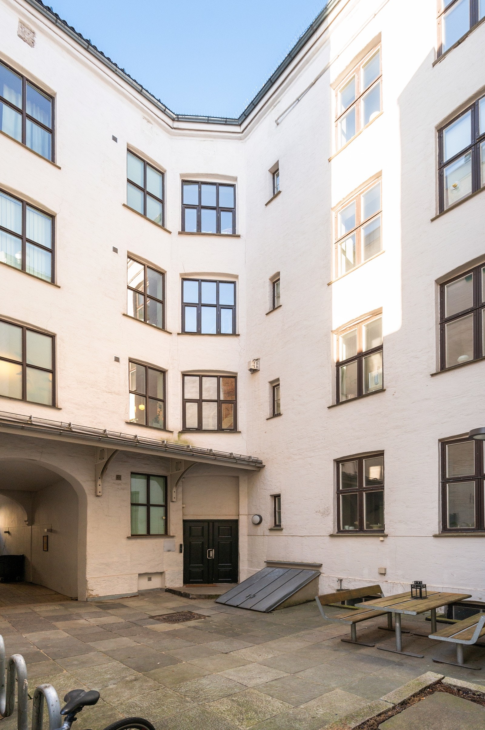 Hyggelig bakgård Galleribilde