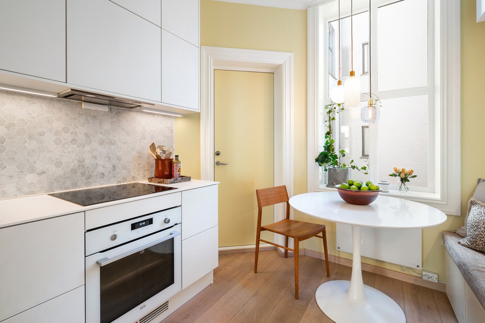 Det er godt med både benk- og skapplass, noe som gir svært gode arbeids- og oppbevaringsforhold Galleribilde