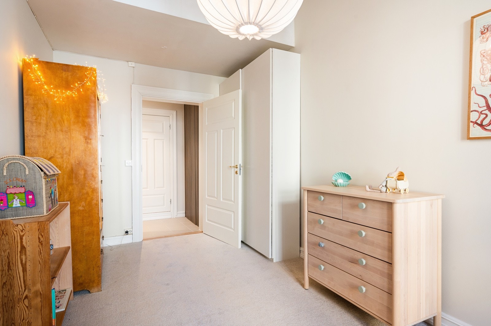 Rommet har heldekkende teppe som gir en lun og komfortabel følelse, og god plass til seng og oppbevaring Galleribilde