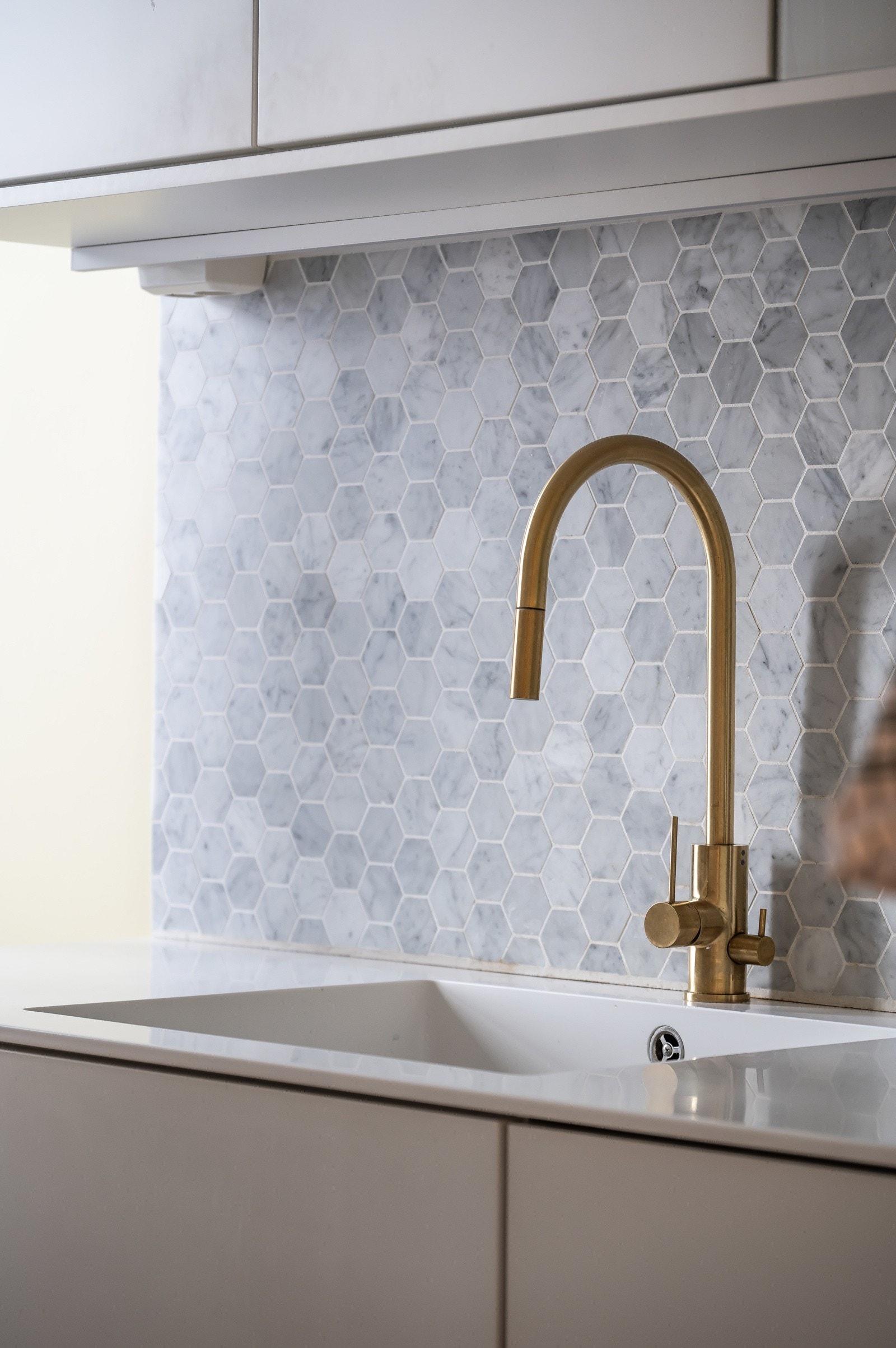 Benkeplaten er i slitesterk kompositt og har underlimt rustfri oppvaskkum med et elegant greps armatur i messing Galleribilde