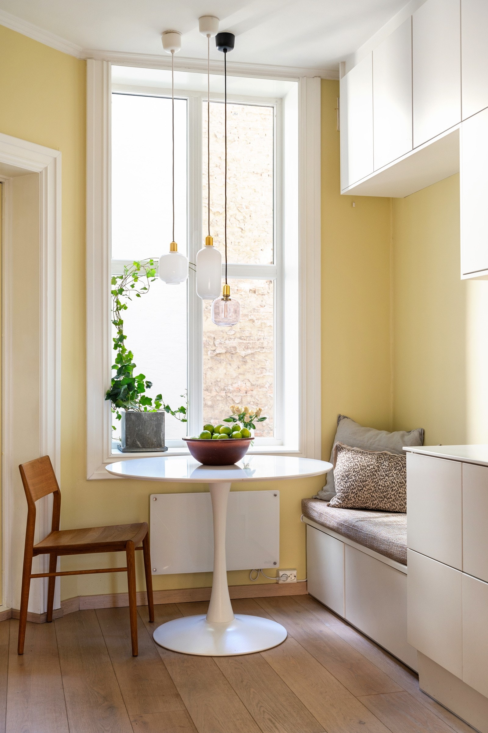 Ved vinduet er det en koselig spiseplass med innebygd benk - perfekt for frokost i morgensolen eller en kopp kaffe i hyggelige omgivelser Galleribilde