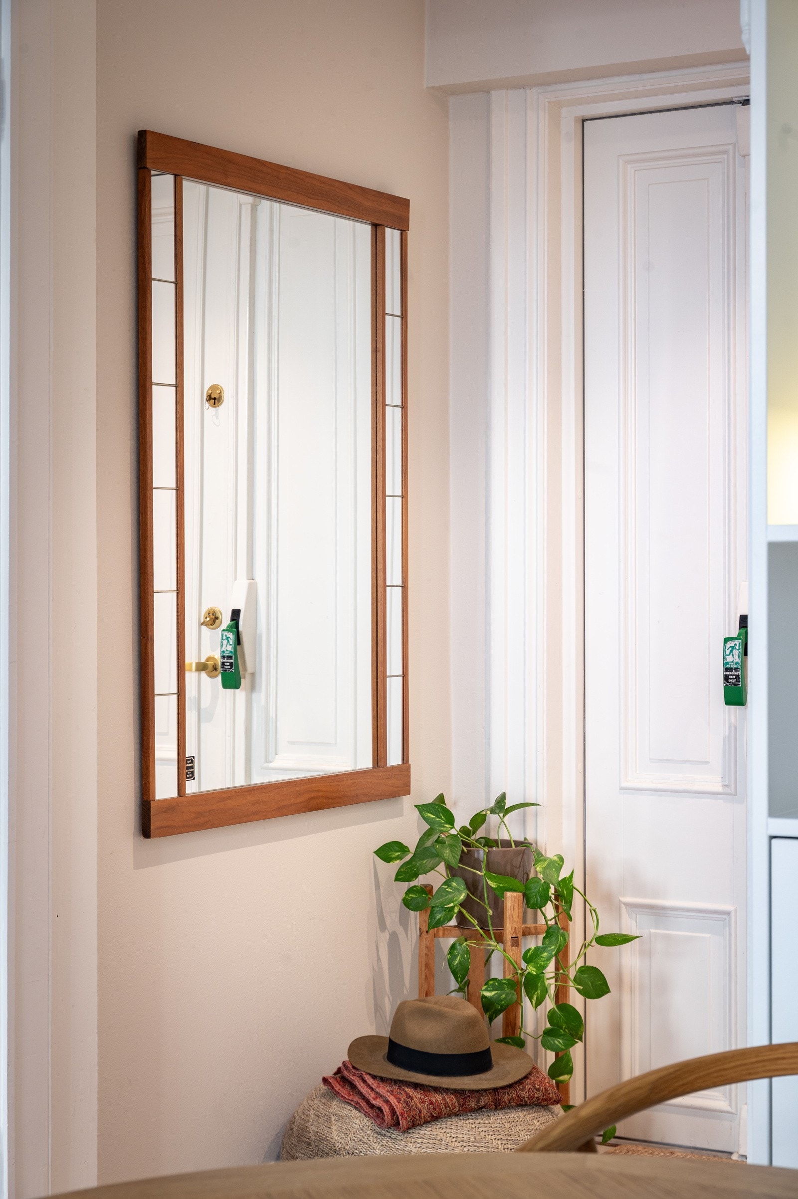 Langs veggen er det plassbygde garderobeløsninger som gir rikelig med oppbevaringsplass for yttertøy og sko, samtidig som rommet fremstår ryddig og luftig Galleribilde