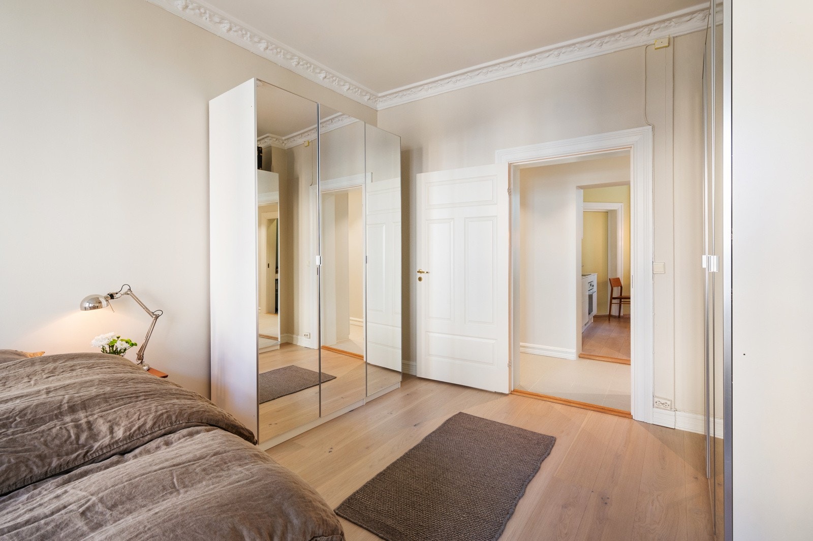 Det er svært god plass til romslige garderobeløsninger etter behov Galleribilde