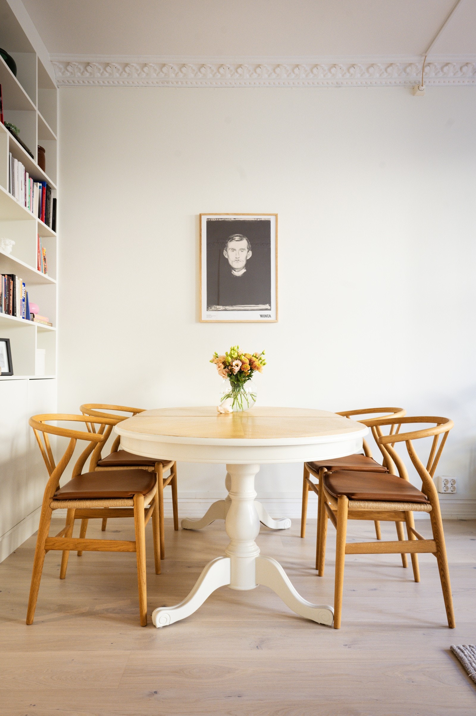 Stuen har god plass til både sofagruppe og spisebord Galleribilde