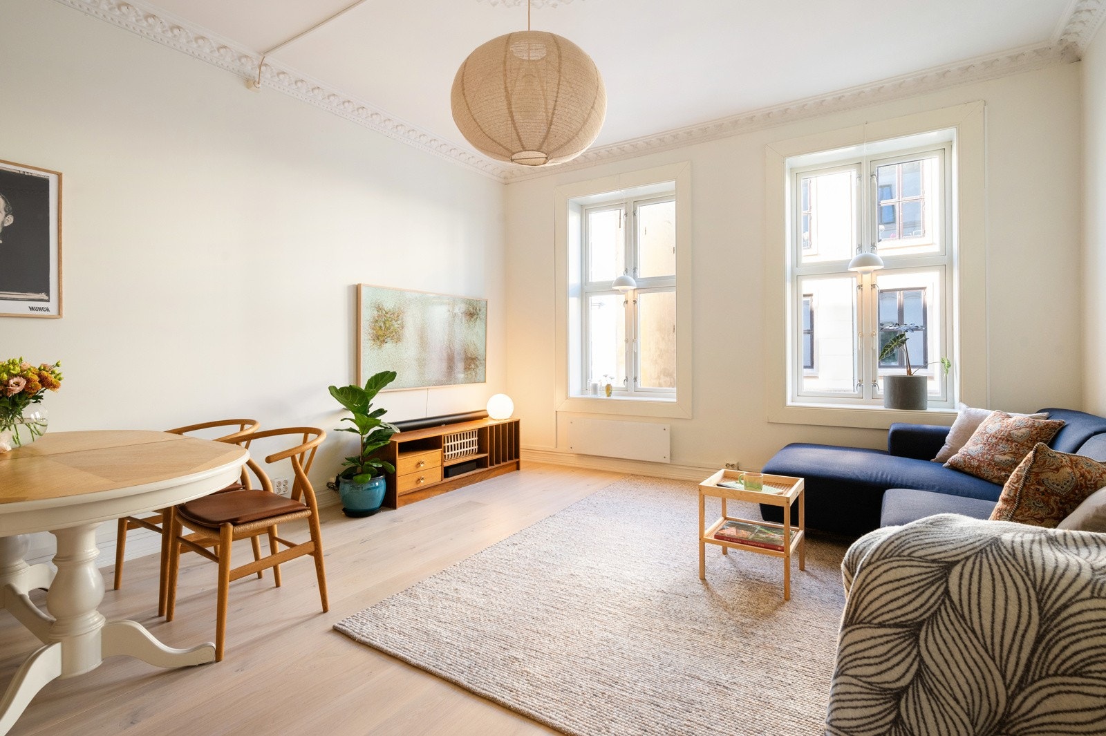 Leiligheten har en lys og innbydende stue med klassiske detaljer og moderne komfort Galleribilde